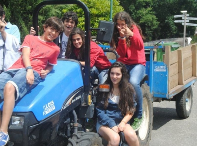 Subidos en el tractor